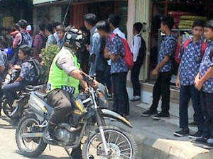 Dicurigai akan Tawuran, Polisi Bubarkan Puluhan Siswa yang Nongkrong