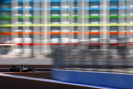 Pole Jadi Milik Hamilton, Mercedes Start 1-2