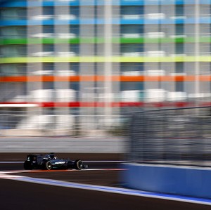Pole Jadi Milik Hamilton, Mercedes Start 1-2