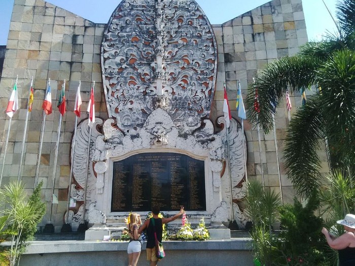 Peringati 12 Tahun Bom Bali Turis Tabur Bunga Di Ground Zero Kuta