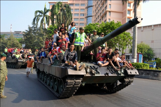 Meriahnya Warga Semarang Sambut Tank Leopard TNI di Arena CFD