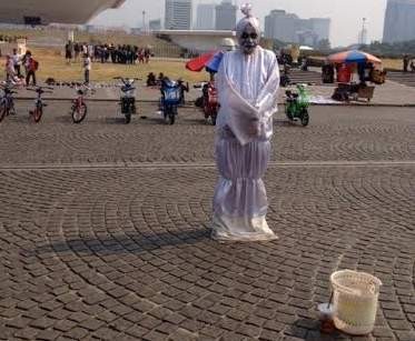 Badut dan Manusia Patung Cari Rezeki di Monas