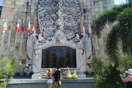 12 Tahun Bom Bali, Turis Tabur Bunga di Ground Zero Kuta