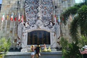 12 Tahun Bom Bali, Turis Tabur Bunga di Ground Zero Kuta