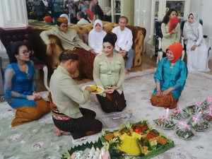 Sebelum Syukuran, Ashanty Latihan Jalani Prosesi Tujuh Bulanan