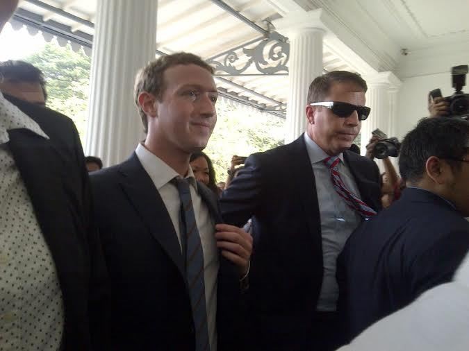 Berjas Hitam, Bos Facebook Disambut Jokowi di Balai Kota DKI