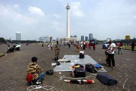 Begini Cara PKL Monas Menyelundupkan Barang Dagangannya
