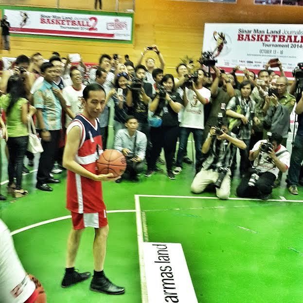 Begini Gaya Cool Jokowi Berkostum Basket