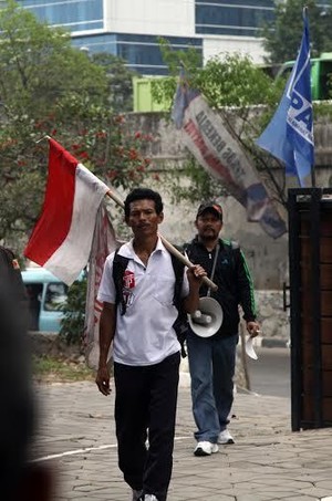 Jalan Kaki dari Malang Demi Temui Jokowi, Giman Habiskan 11 Sandal Jepit