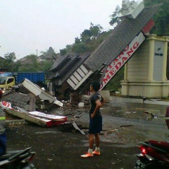 Ini Wujud Gapura Selamat Datang di Sumedang yang Ambruk Ditabrak Truk