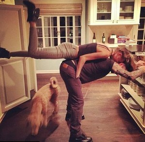 Adam Levine Pamer Foto Mesra Gendong Istri di Dapur