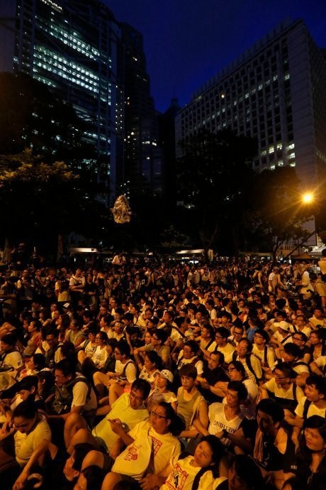 Demonstran Hong Kong Bentrok dengan Puluhan Pria Bertopeng