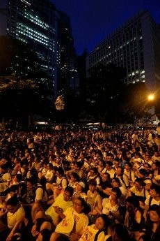 Demonstran Hong Kong Bentrok dengan Puluhan Pria Bertopeng
