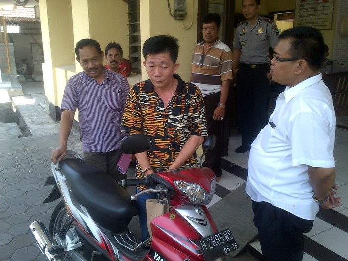 Tega! Pria ini Gasak Motor dan Perhiasan Teman