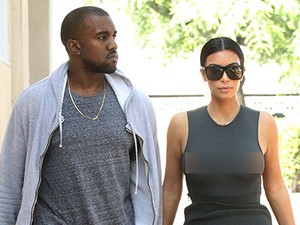 Gaya Santai Kim Kardashian Tanpa Bra