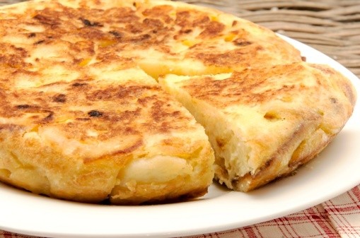 Punya Kentang dan Telur? Bikin Omelet Spanyol Saja!