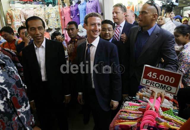 Jokowi dan Mark Zuckerberg blusukan ke Tanah Abang (detikfoto) Jokowi dan Mark Zuckerberg blusukan ke Tanah Abang (detikfoto)