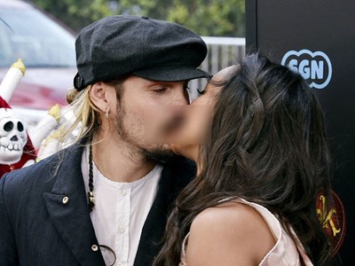 Aww, Zoe Saldana Kecup Mesra Suami Tercinta