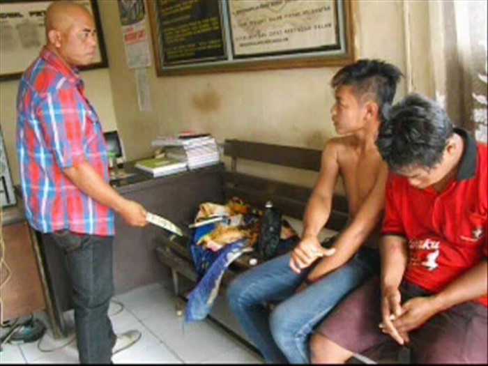 Tepergok Curi Sajadah di Makam Keramat, 2 Pria Babak Belur Diamuk Massa