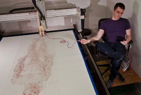 Astaga! Seniman Ini Gunakan Darah untuk Cetak Foto Selfie Bugilnya