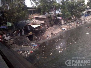 Pemandangan Sampah di Sungai di Jakarta ini Bikin Miris, Salah Siapa?