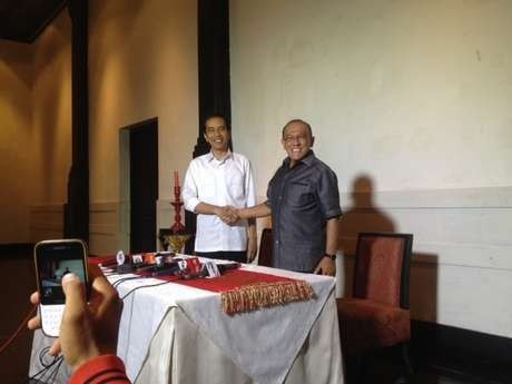 Mengapa Jokowi Tak Ditemani Petinggi PDIP Saat Temui Ical?