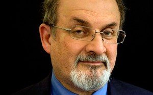 Salman Rushdie Segera Rilis Buku Baru