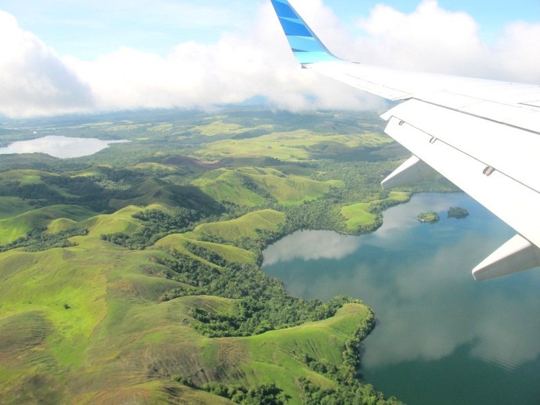 Pemandagan perbukitan hijau dari atas pesawat (Afif/detikTravel) Pemandagan perbukitan hijau dari atas pesawat (Afif/detikTravel)