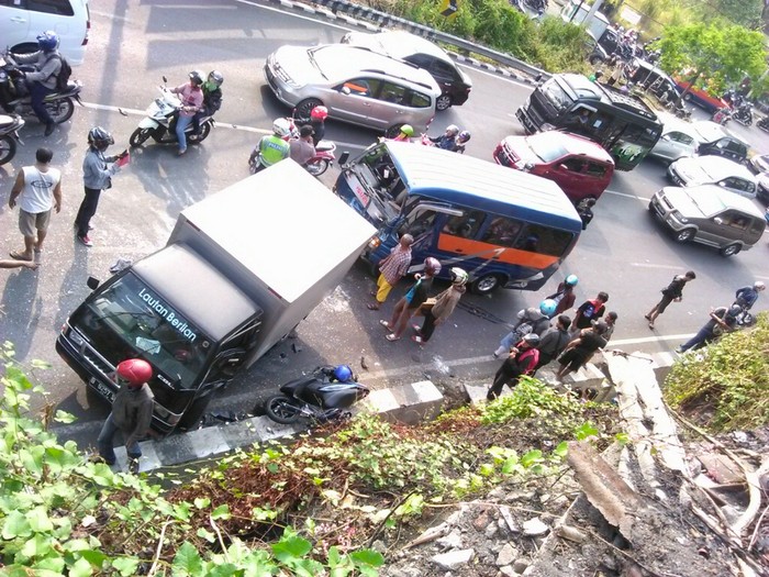 Mobil Boks Mendadak Berbelok, 3 Kendaraan Kecelakaan di Turunan Gombel