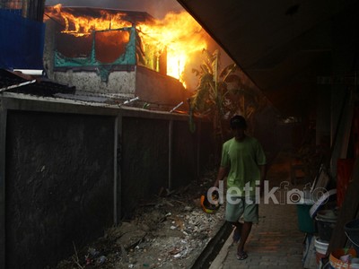 78 Rumah di Kompleks TNI Berlan Hangus Terbakar
