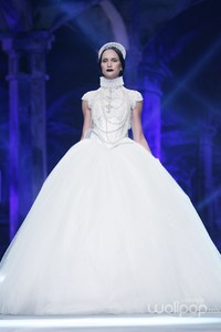 Sebastian Red & Sebastian Sposa by Sebastian Gunawan Golden Allure. Ballroom Hotel Mulia at Senayan. Jakarta. [Foto: Mohammad Abduh/Wolipop]