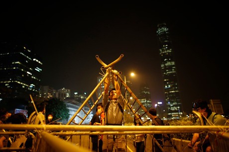 Demonstran Hong Kong Bentrok Lagi dengan Polisi, 45 Orang Ditangkap