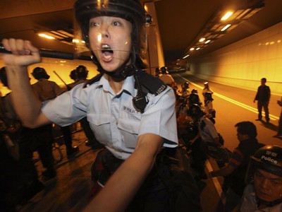 Demonstran Hong Kong Bentrok dengan Polisi