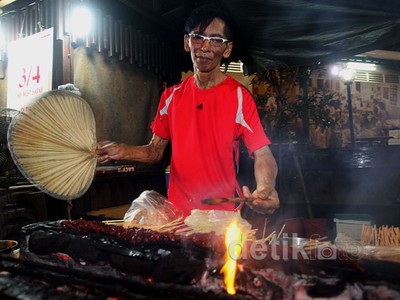 Menikmati Jajan Malam di Lau Pa Sat Festival Market