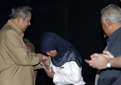 SBY Beri Beasiswa kepada Siswa Berprestasi