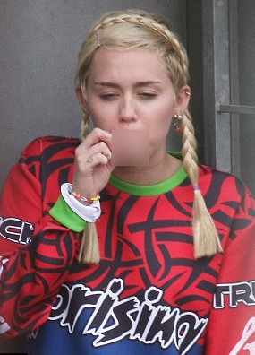 Miley Cyrus Kepergok Isap Ganja di Australia?