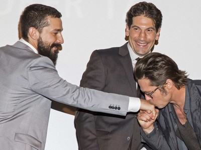 Brad Pitt Cium Tangan Shia LaBeouf di Premiere Fury