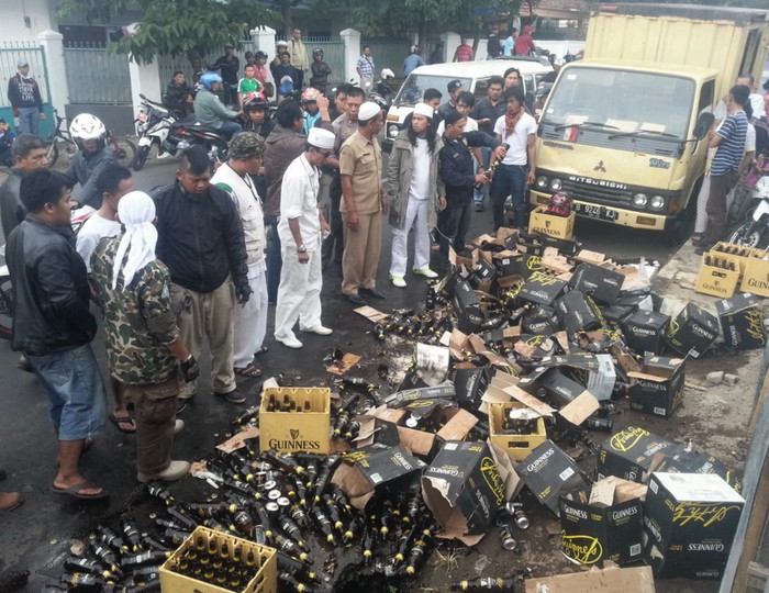 Parkir Dekat Masjid, Truk Pengangkut Miras Diamuk Anggota Ormas