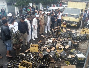 Parkir Dekat Masjid, Truk Pengangkut Miras Diamuk Anggota Ormas