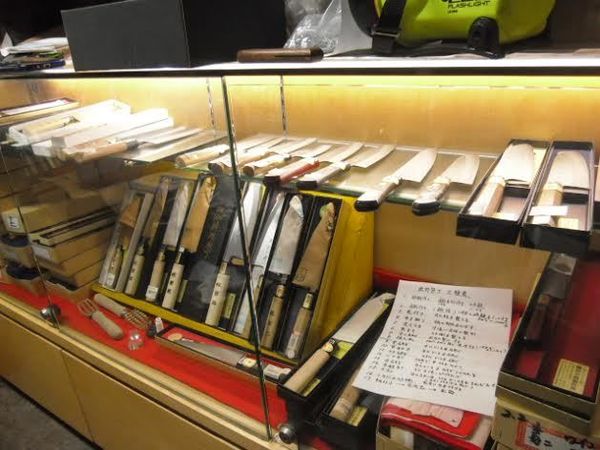 Melihat Pembuatan Pisau Khas Sakai yang Super Tajam 