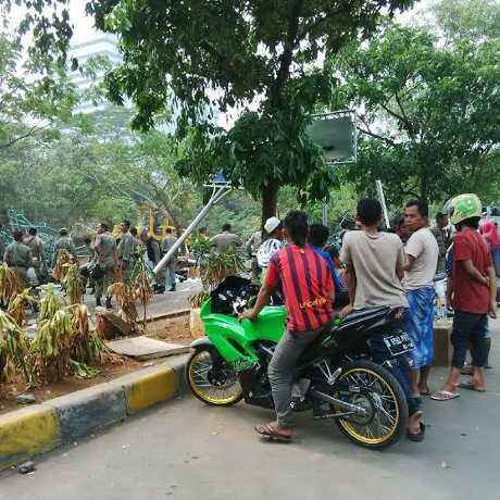PKL di Monas Saksikan Pembongkaran Lapak Sambil Ngobrol Santai