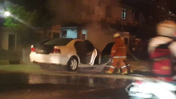 Tabrak Trotoar, Mitsubishi Galant Putih Terbakar di Jl Juanda Jakpus