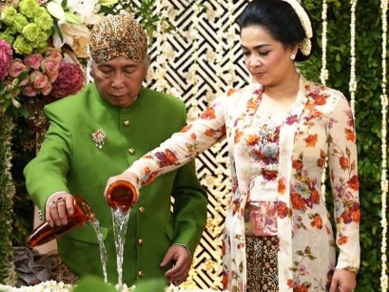 7 Sumber Mata Air dari Mekkah, 7 Rupa Bunga dan 7 Sesepuh untuk Siraman Nagita