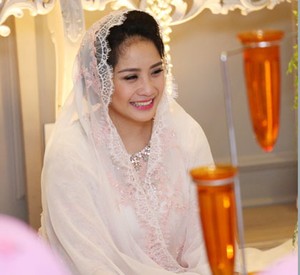 Foto: Gaya Serba Putih Nagita Slavina dan Raffi Ahmad di Acara Pengajian