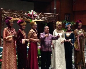 Wamenparekraf Puji Kesuksesan Dian Pelangi Fashion Show di Amerika
