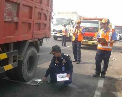 Truk Over Tonase Melintas di Tol Ditilang