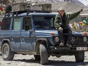 Pria Gaek Ini 26 Tahun Kelilingi 215 Negara dengan Mercedes G-Class