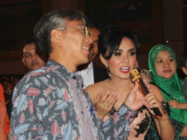 Bos Mitsubishi Duet dengan Yuni Shara