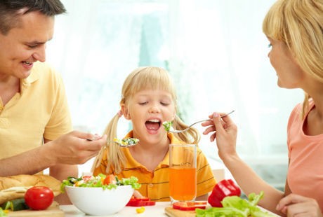 Makan Bareng Keluarga Bisa Bantu Anak Terhindar dari Kegemukan Lho