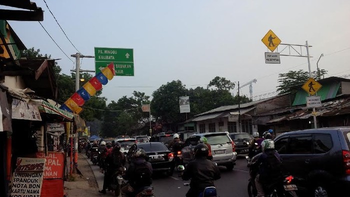 Macet dari Depok Menuju Jakarta Semakin Bertambah Pagi